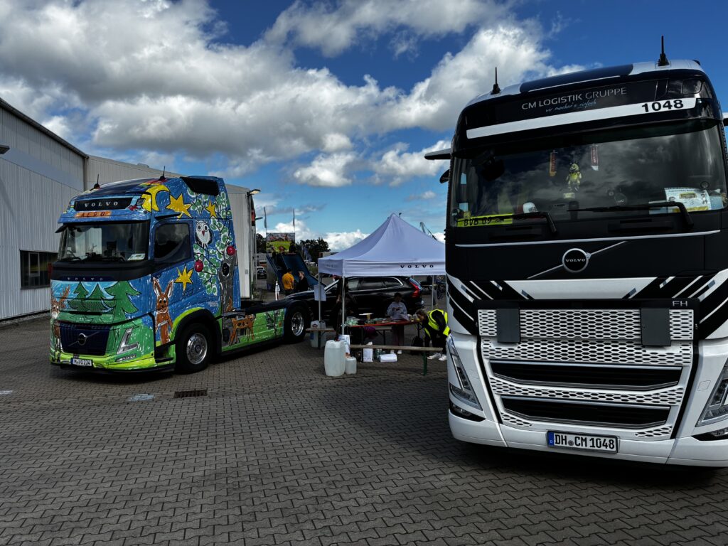 Bei der Aktion „A Happy Day of Life“ engagieren sich LKW-Fahrer ehrenamtlich für benachteiligte Kinder. In diesem Jahr wurde das Event am 13. Juni in der Region um Bremen ausgerichtet. Volvo Trucks Deutschland unterstützt die Initiative von Beginn an und bot auch diesmal wieder viele tolle Aktivitäten.